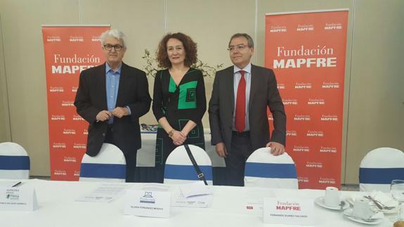 La alcaldesa de Ponferrada junto al gerente de Asprona Bierzo y el director de Mapfre en Ponferrada, durante la firma del convenio. 