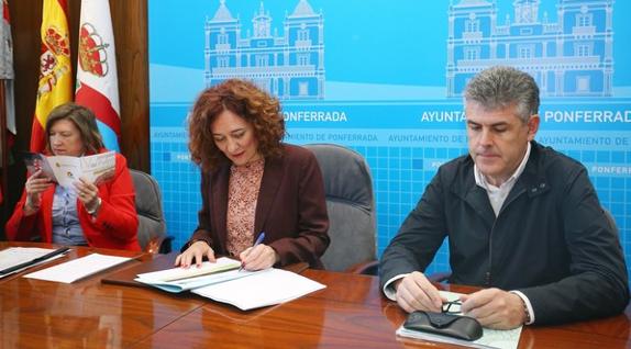 La alcaldesa de Ponferrada junto al director del Intecca y la edil de Cultura, durante la firma del convenio.