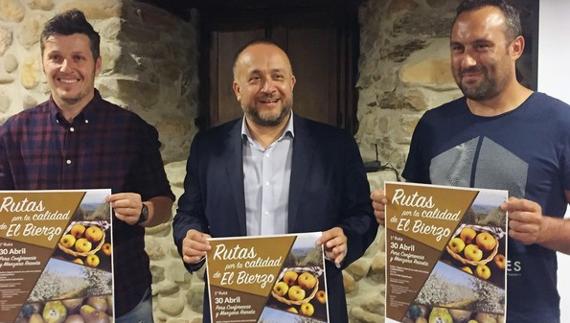 El presidente del Consejo junto al alcalde de Corullón, Luis Alberto Arias (D), y el edil de Medio Rural de Carracedelo, Daniel Franco (I), en la presentación de las Rutas de Calidad del Bierzo.