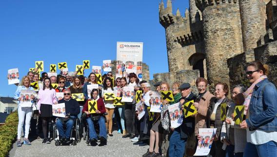 Las organizaciones sociales del Bierzo, en la presentación de la campaña 'X Solidaria'. 