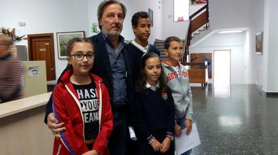 El concejal de Bienestar Social, Pedro Muñoz junto a los escolares en el Consejo Municipal de la Infancia y la Adolescencia.