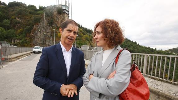 El presidente de la CHMS, Francisco Marín, junto a la alcaldesa de Ponferrada, Gloria Merayo, en su visita a las obras de estabilización del talud del estribo derecho de la presa de Bárcena.