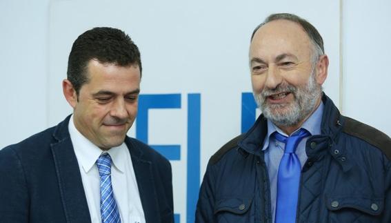 El presidente de Fele-Bierzo, Javier Morán (I), junto al elegido como Empresario Berciano del Año 2017, Paulino Monge.