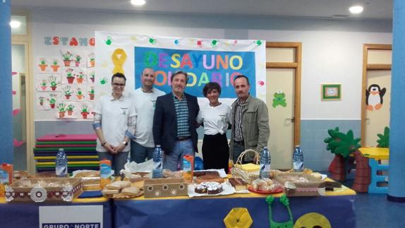 El concejal de Bienestar Social, Pedro Muñoz, (C), durante la celebración del 'Desayuno Solidario'.