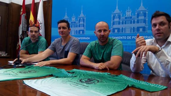 Los concejales de Deportes y Medio Rural, Roberto Mendo e Iván Alonso, respectivamente, con los organizadores en la presentación de la prueba deportiva.
