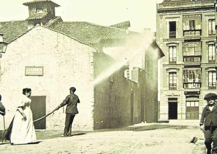 Una calle de Gijón, sobre 1890./