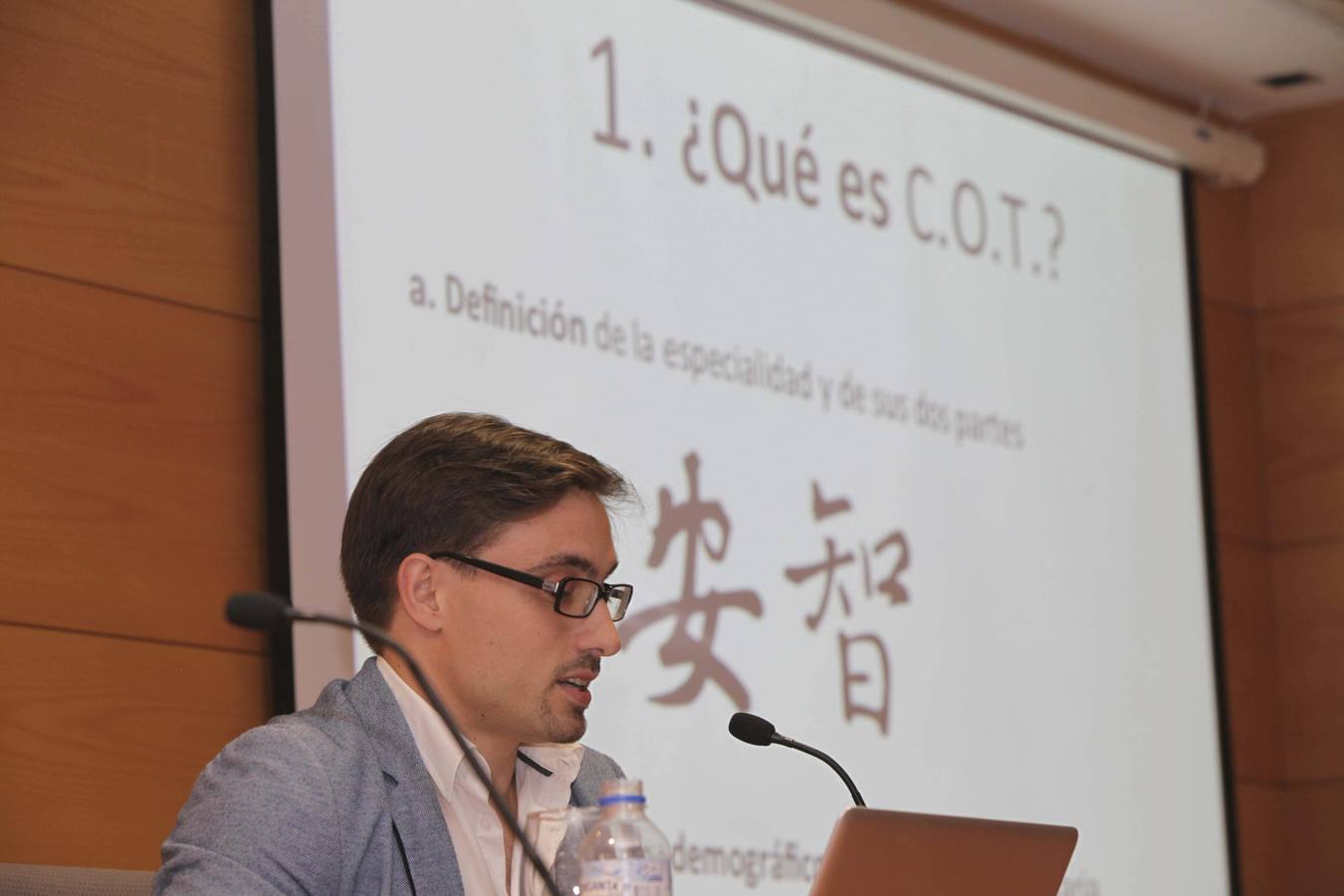 Conferencia del doctor Iván Pérez Coto en el Aula de Cultura de LA VOZ DE AVILÉS