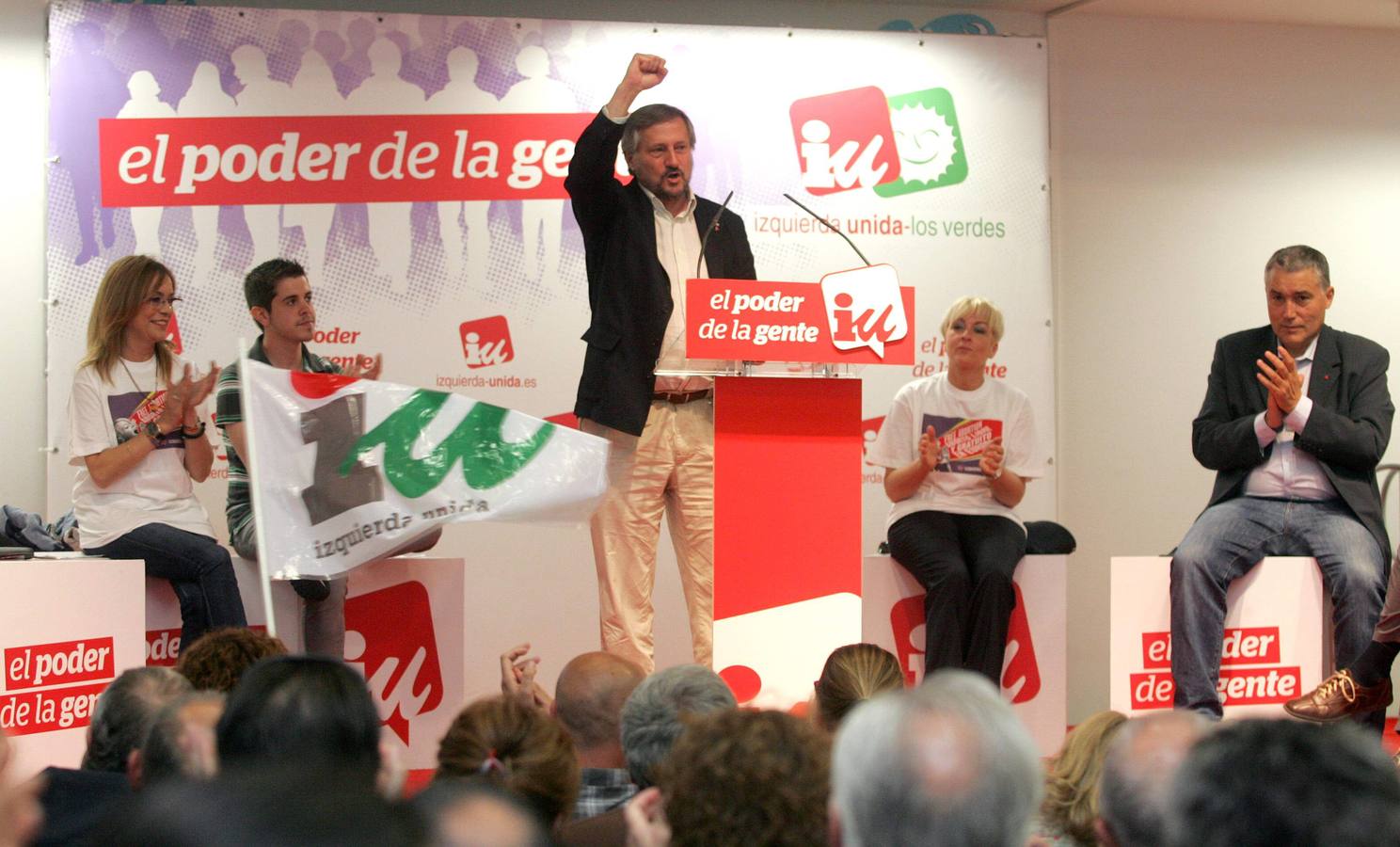 Willy Meyer participa en un acto de campaña de IU en Gijón