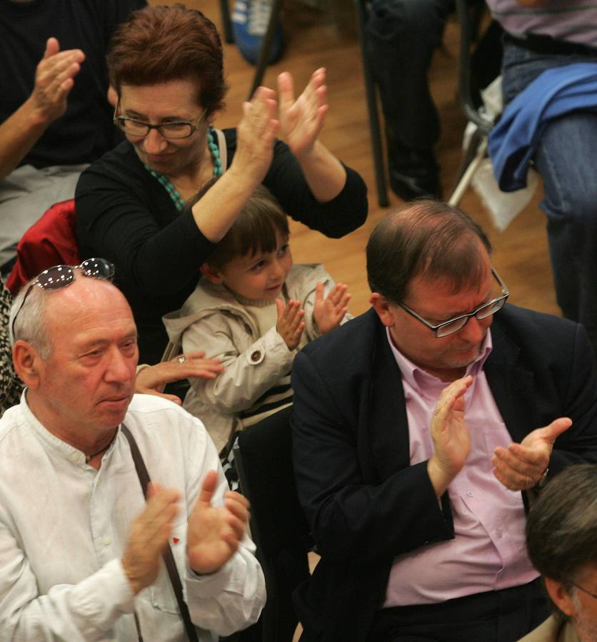 Willy Meyer participa en un acto de campaña de IU en Gijón