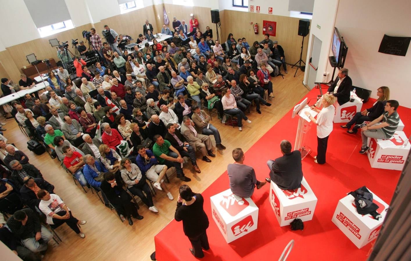 Willy Meyer participa en un acto de campaña de IU en Gijón