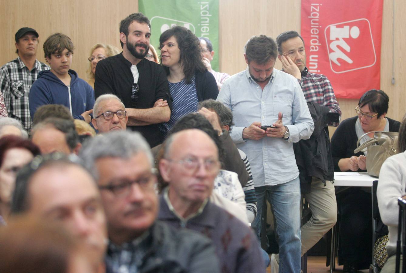 Willy Meyer participa en un acto de campaña de IU en Gijón