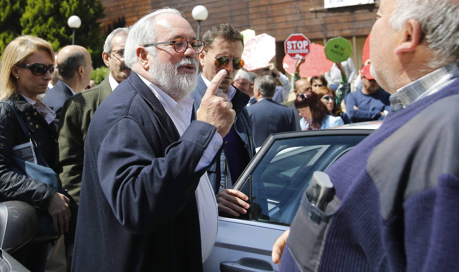 Cañete, entre protestas en Asturias