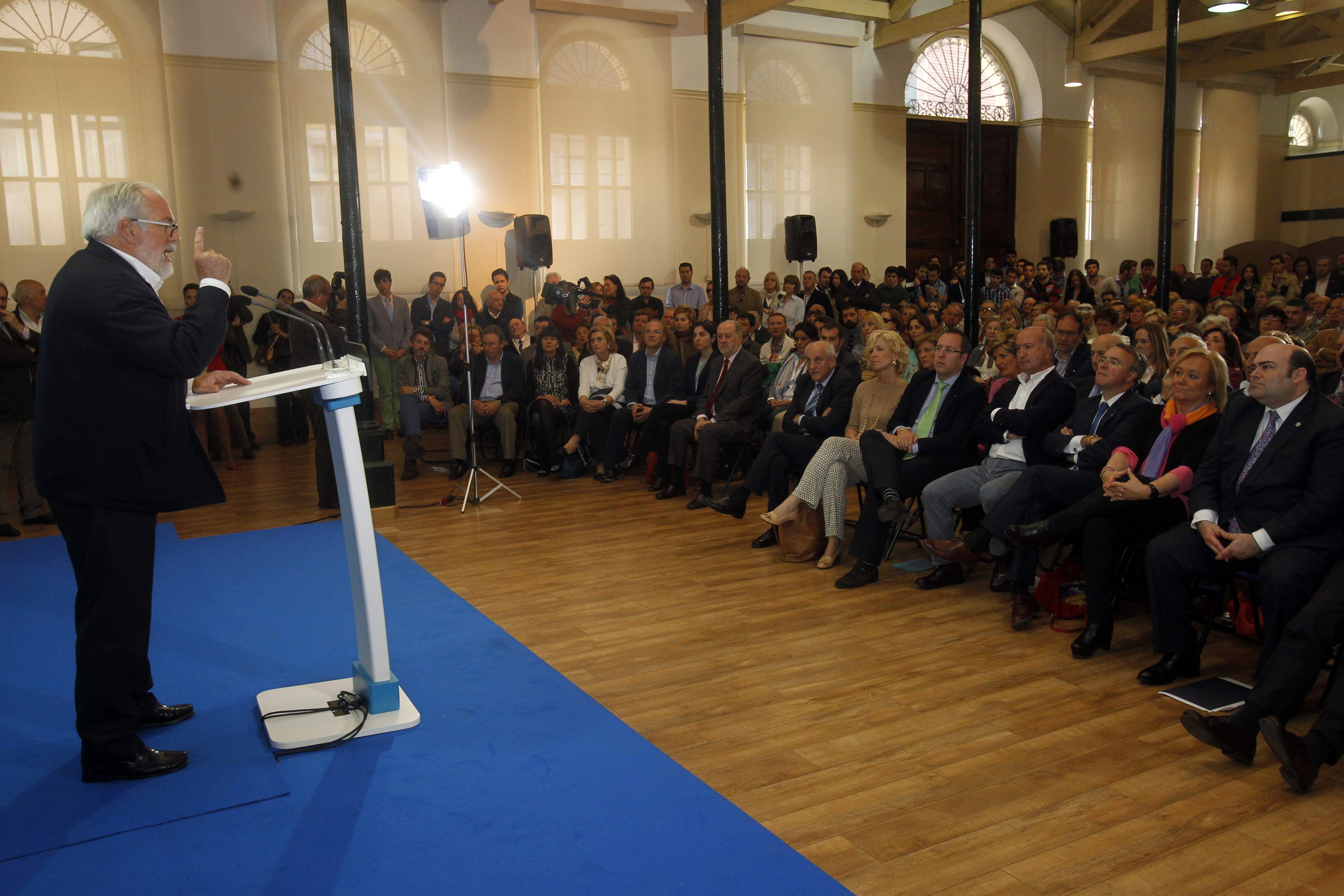 Mitin de Arias Cañete en Oviedo