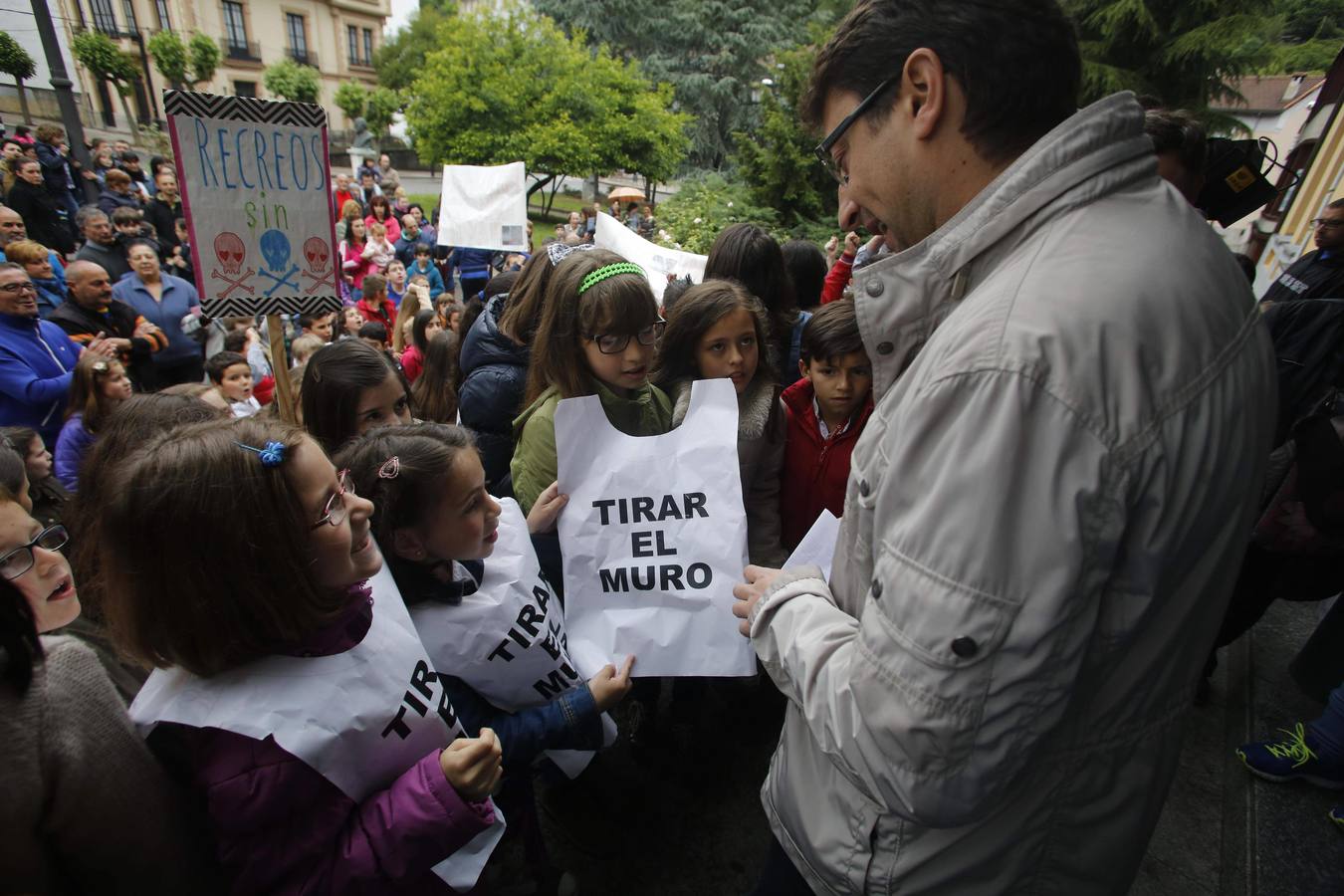 Unas quinientas personas protestan en Blimea para pedir más seguridad en el colegio El Parque