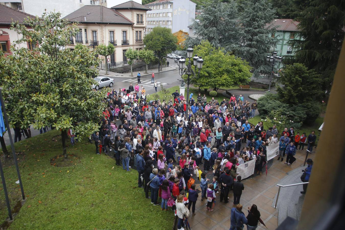Unas quinientas personas protestan en Blimea para pedir más seguridad en el colegio El Parque