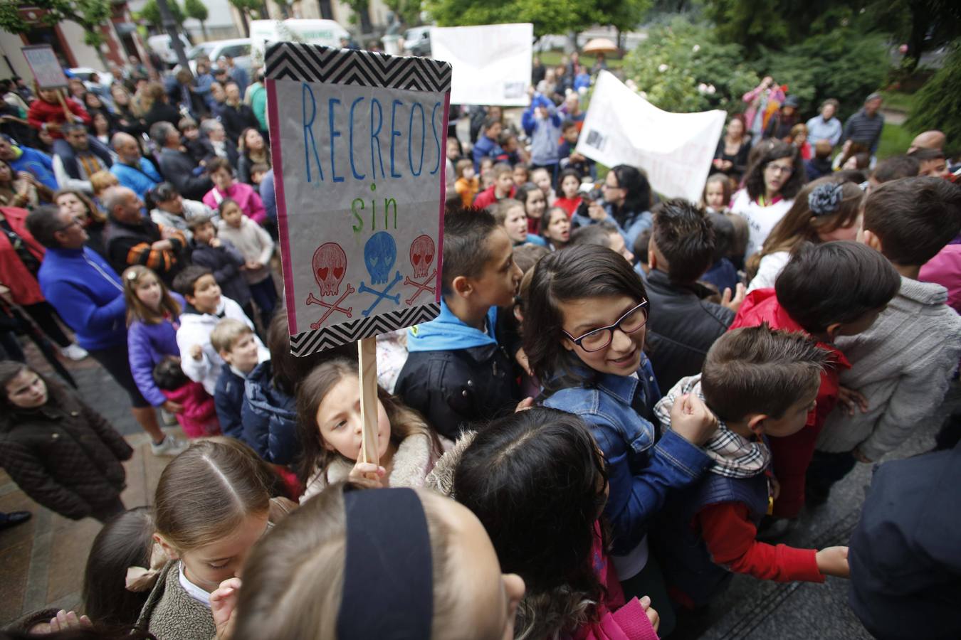 Unas quinientas personas protestan en Blimea para pedir más seguridad en el colegio El Parque