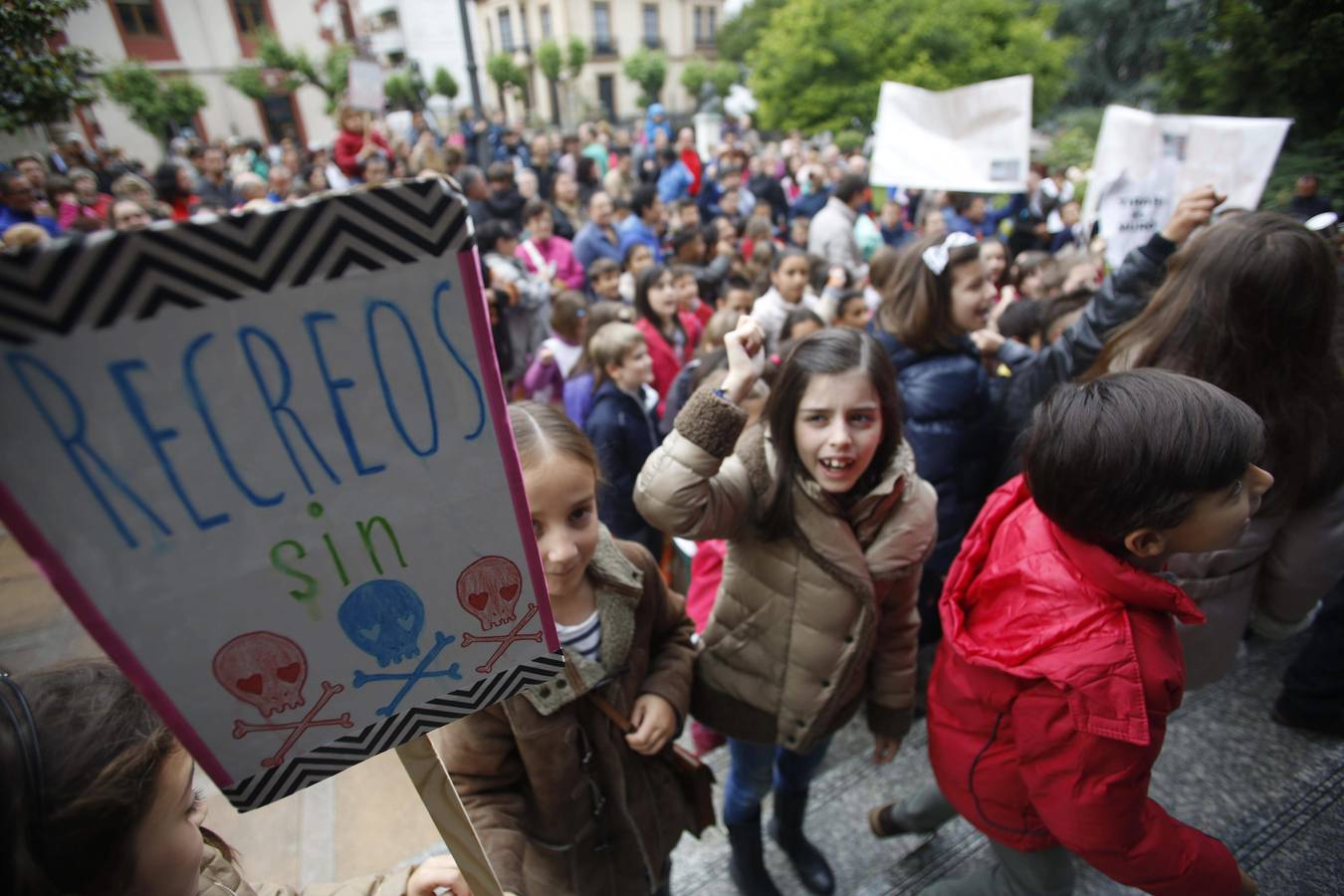 Unas quinientas personas protestan en Blimea para pedir más seguridad en el colegio El Parque