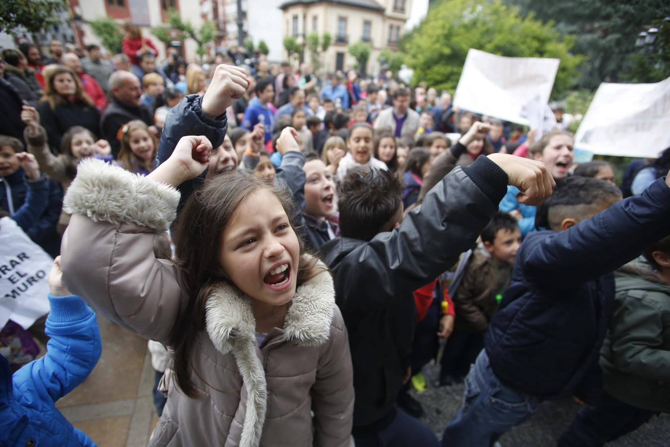 Unas quinientas personas protestan en Blimea para pedir más seguridad en el colegio El Parque