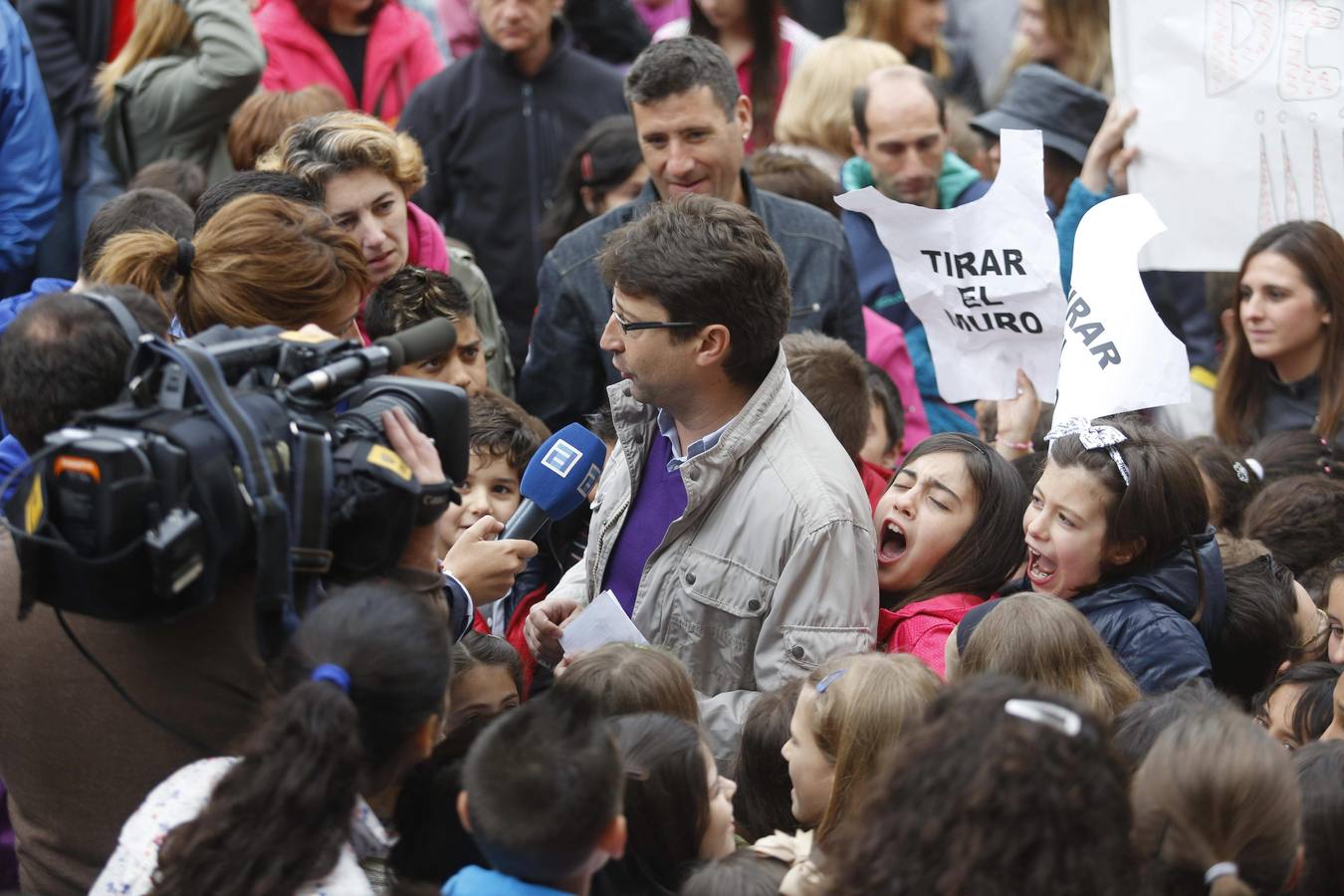 Unas quinientas personas protestan en Blimea para pedir más seguridad en el colegio El Parque