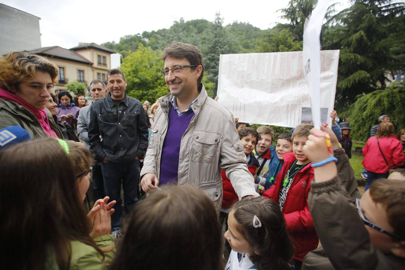 Unas quinientas personas protestan en Blimea para pedir más seguridad en el colegio El Parque