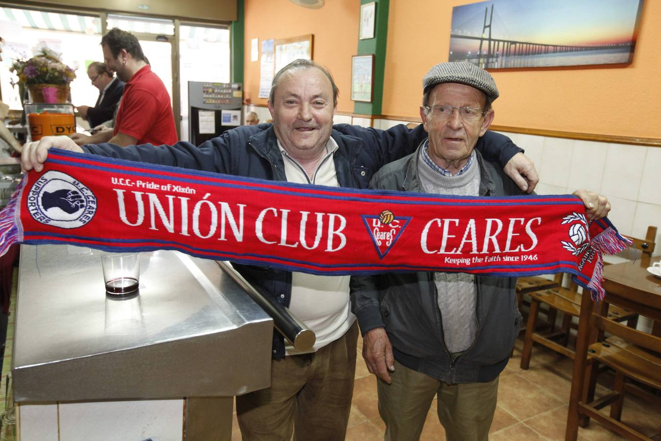 Javier Cienfuegos y su amigo Manolo, en el bar Rías Bajas.. 