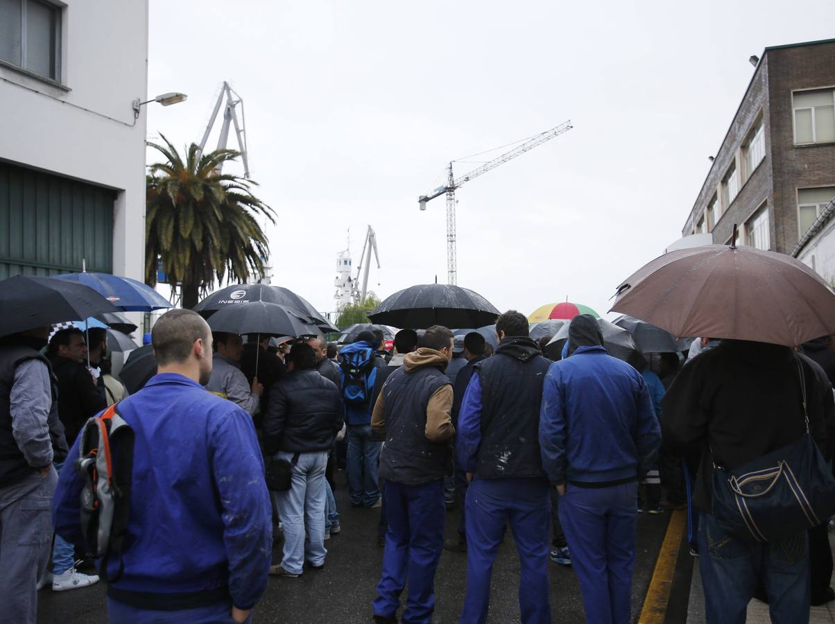 Compañeros del trabajador fallecido en Armón se manifiestan frente a la factoría