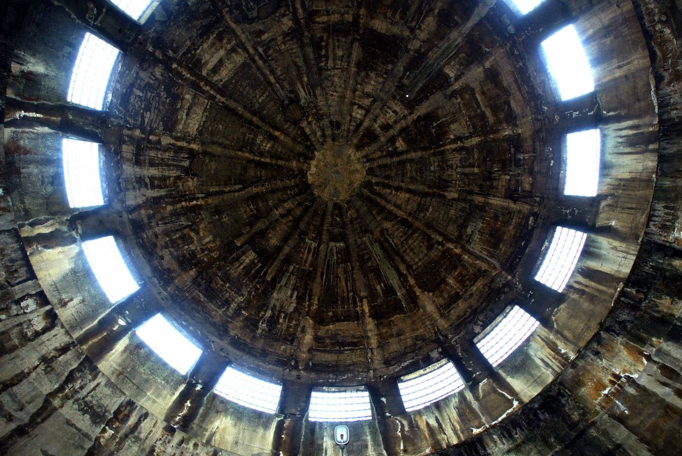 Depósitos de agua. En 1928, el ingeniero Idelfonso Sánchez del Río ideó los 48 arcos apoyados en un cilindro central que sostienen la bóveda.