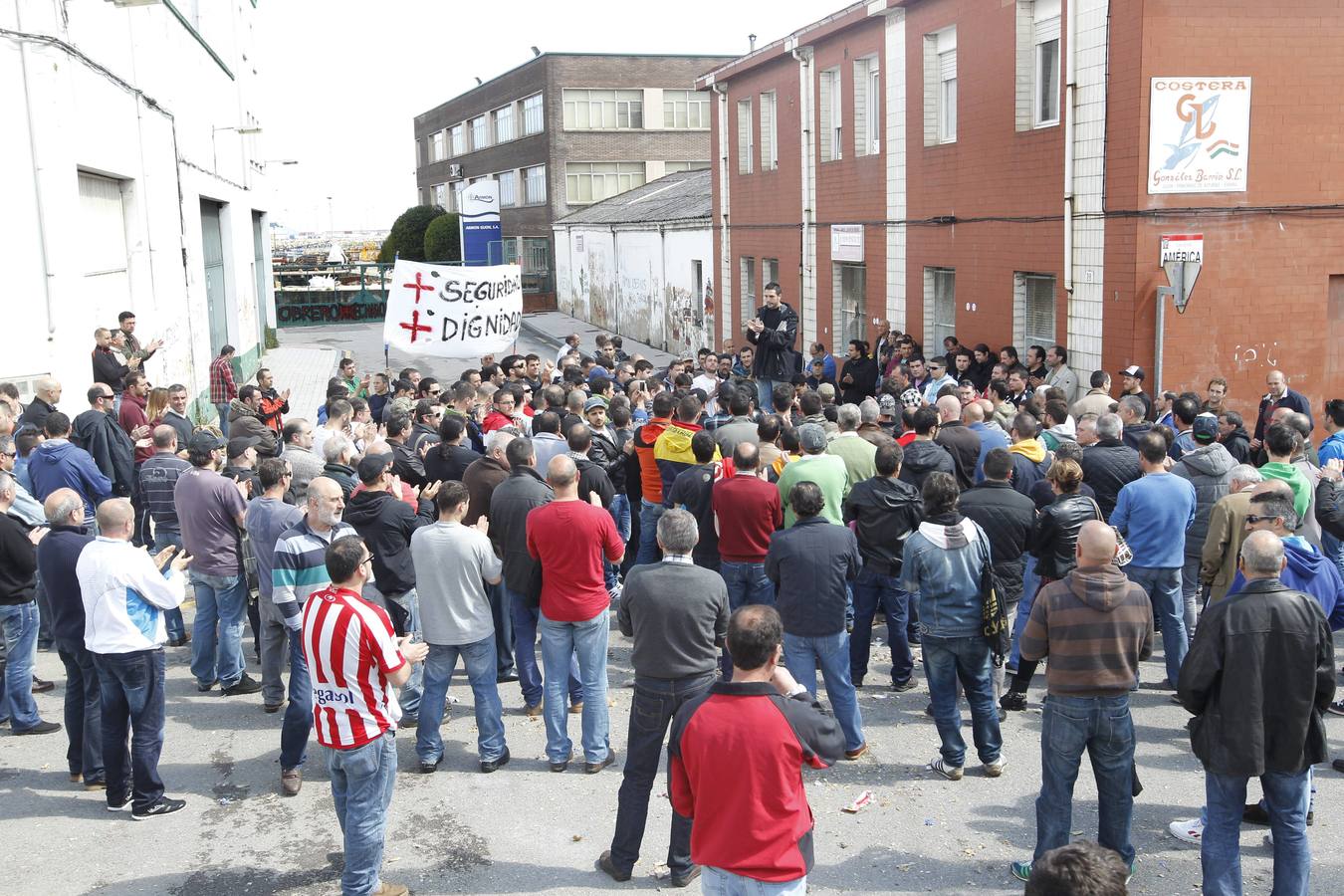 La emocionante asamblea de los trabajadores de Armón, en imágenes