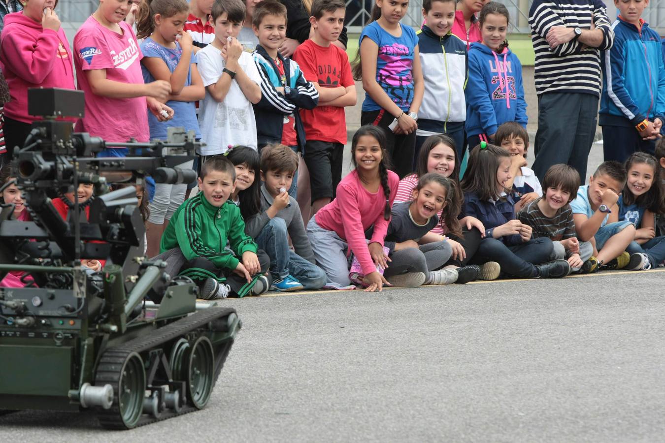 Exhibición de la Guardia Civil en el colegio Marcos del Torniello