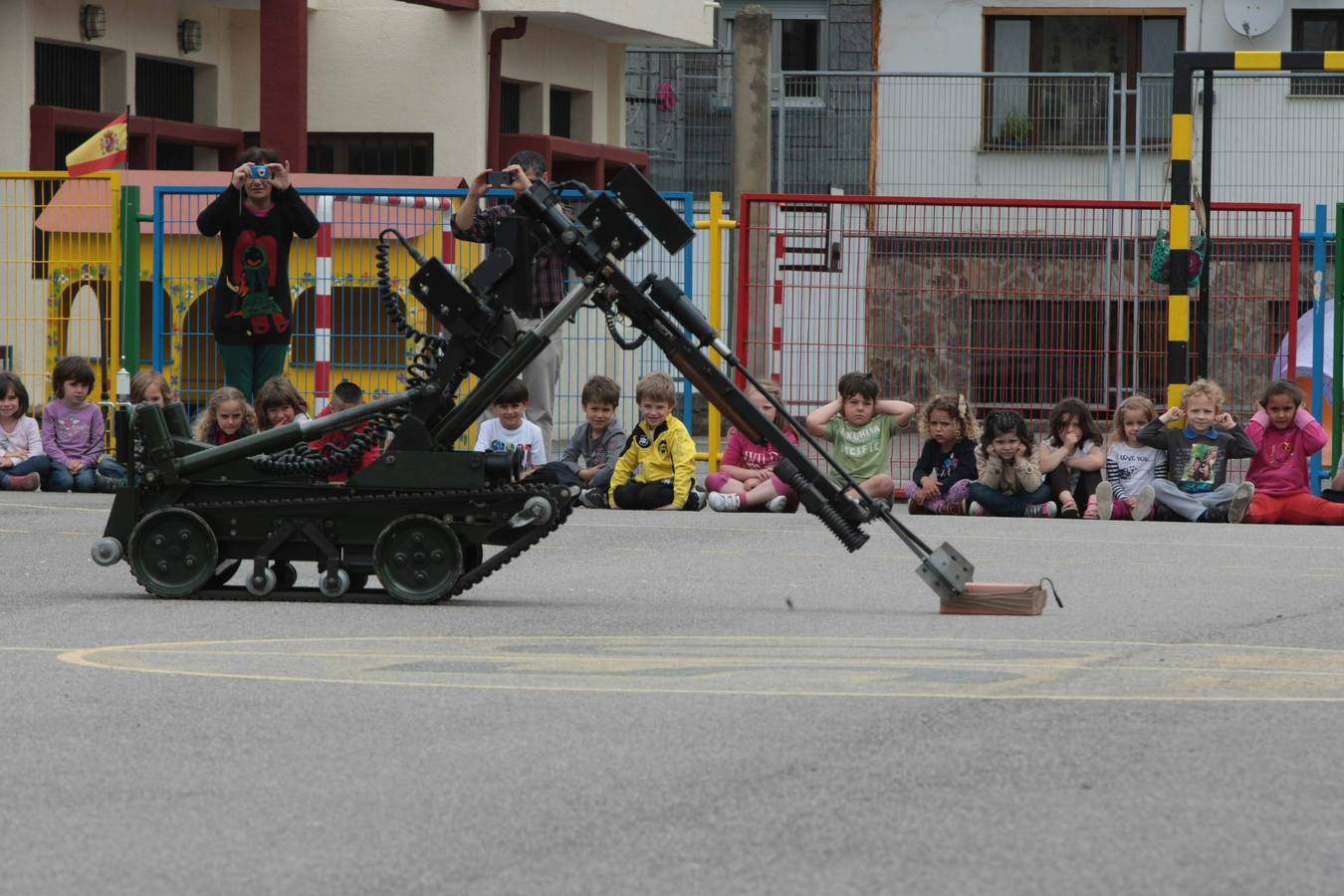 Exhibición de la Guardia Civil en el colegio Marcos del Torniello
