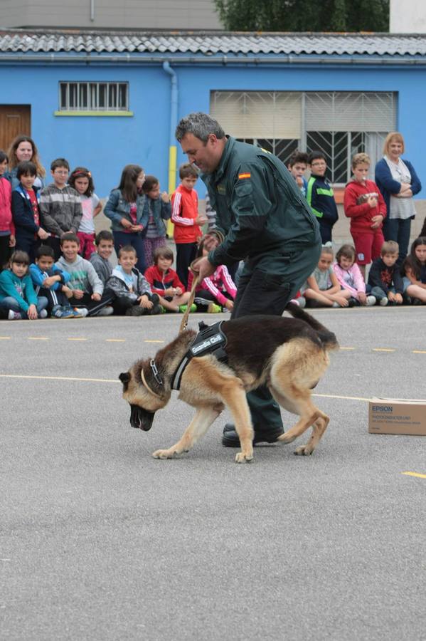 Exhibición de la Guardia Civil en el colegio Marcos del Torniello