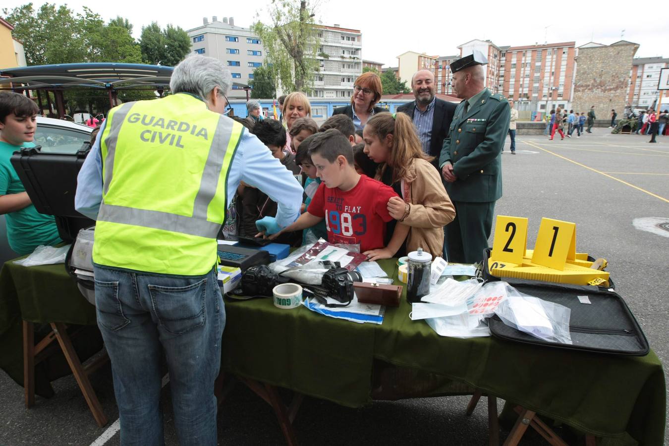 Exhibición de la Guardia Civil en el colegio Marcos del Torniello