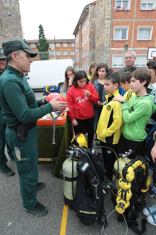 Exhibición de la Guardia Civil en el colegio Marcos del Torniello