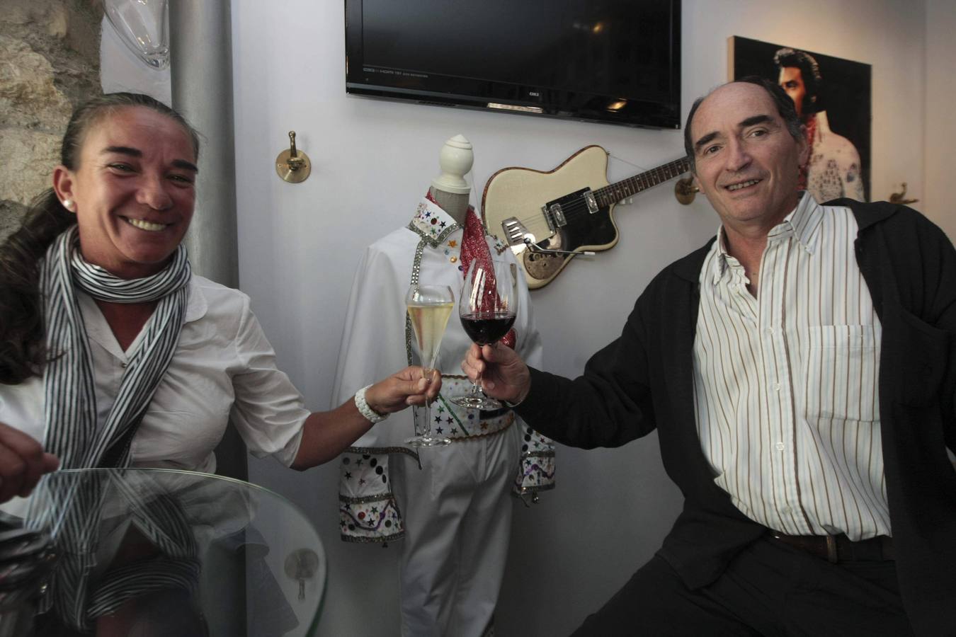 Dos clientes de El Pañol, con dos copas del vino de Elvis Presley. 
