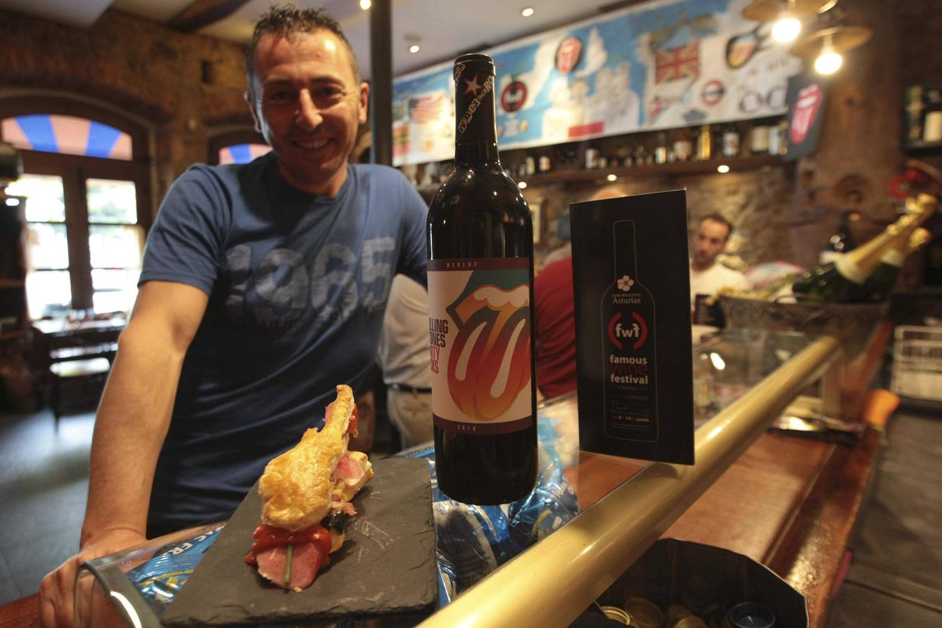 Rafael Bonilla, con la tapa inspriada en los Rolling Stones y una botella de vino. 