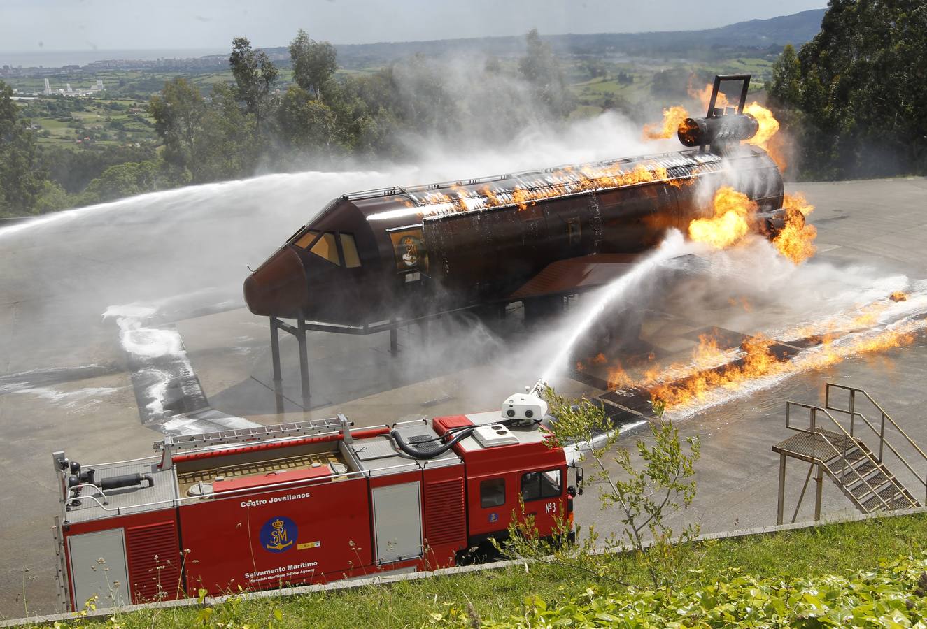 Efectivos de Galicia y Asturias luchan contra incendios y rescatan naúfragos en Gijón