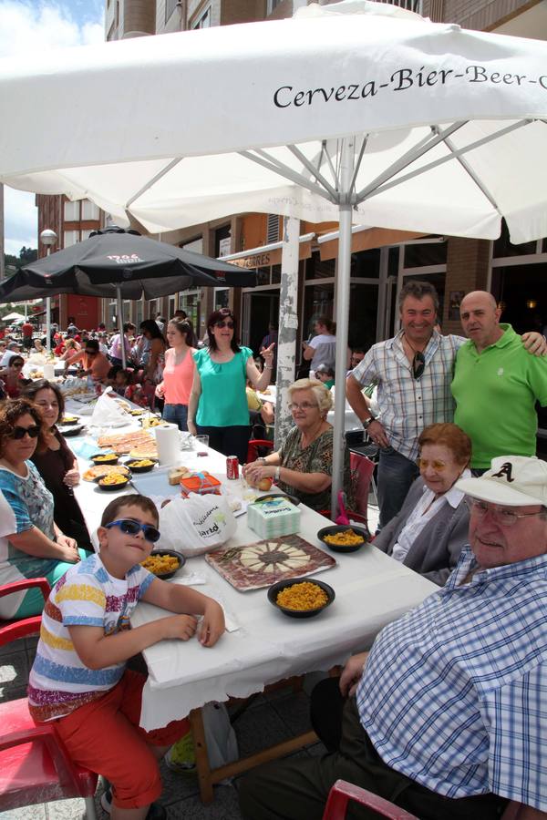 Comida en la calle de las fiestas de Villalegre