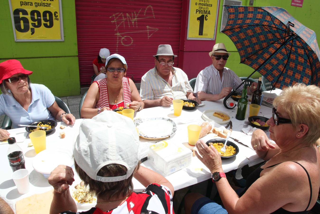 Comida en la calle de las fiestas de Villalegre