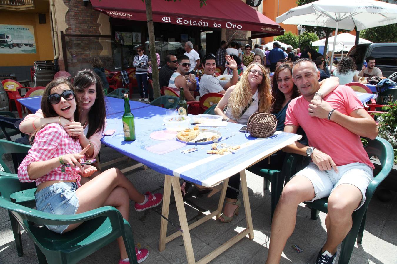 Comida en la calle de las fiestas de Villalegre