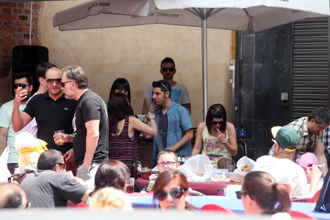 Comida en la calle de las fiestas de Villalegre