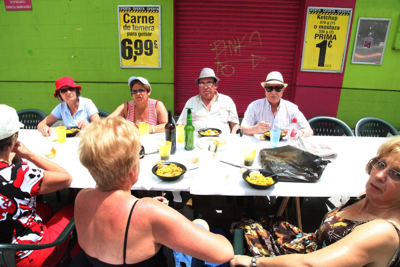 Comida en la calle de las fiestas de Villalegre