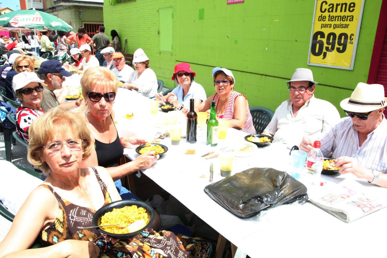 Comida en la calle de las fiestas de Villalegre