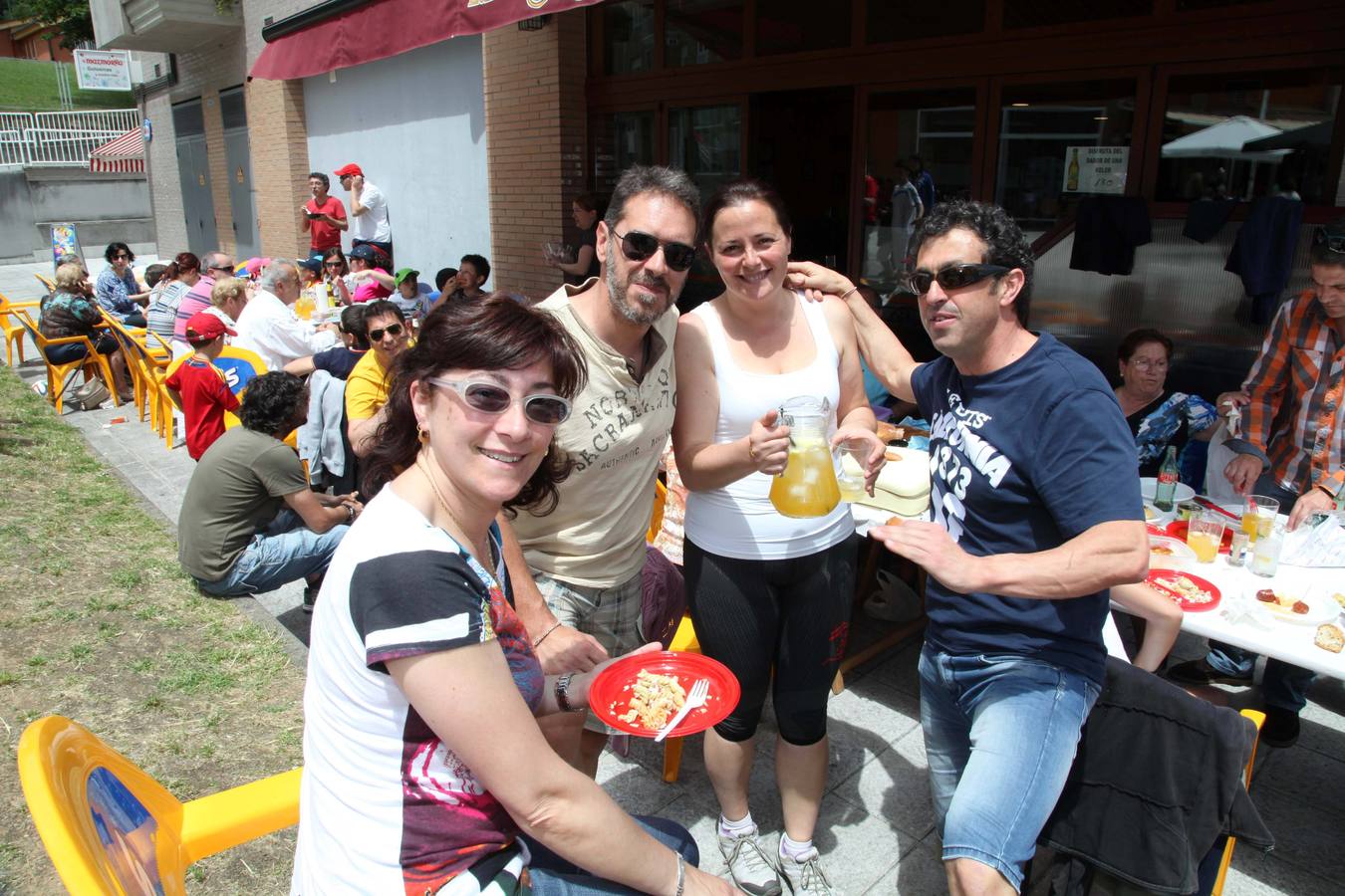 Comida en la calle de las fiestas de Villalegre