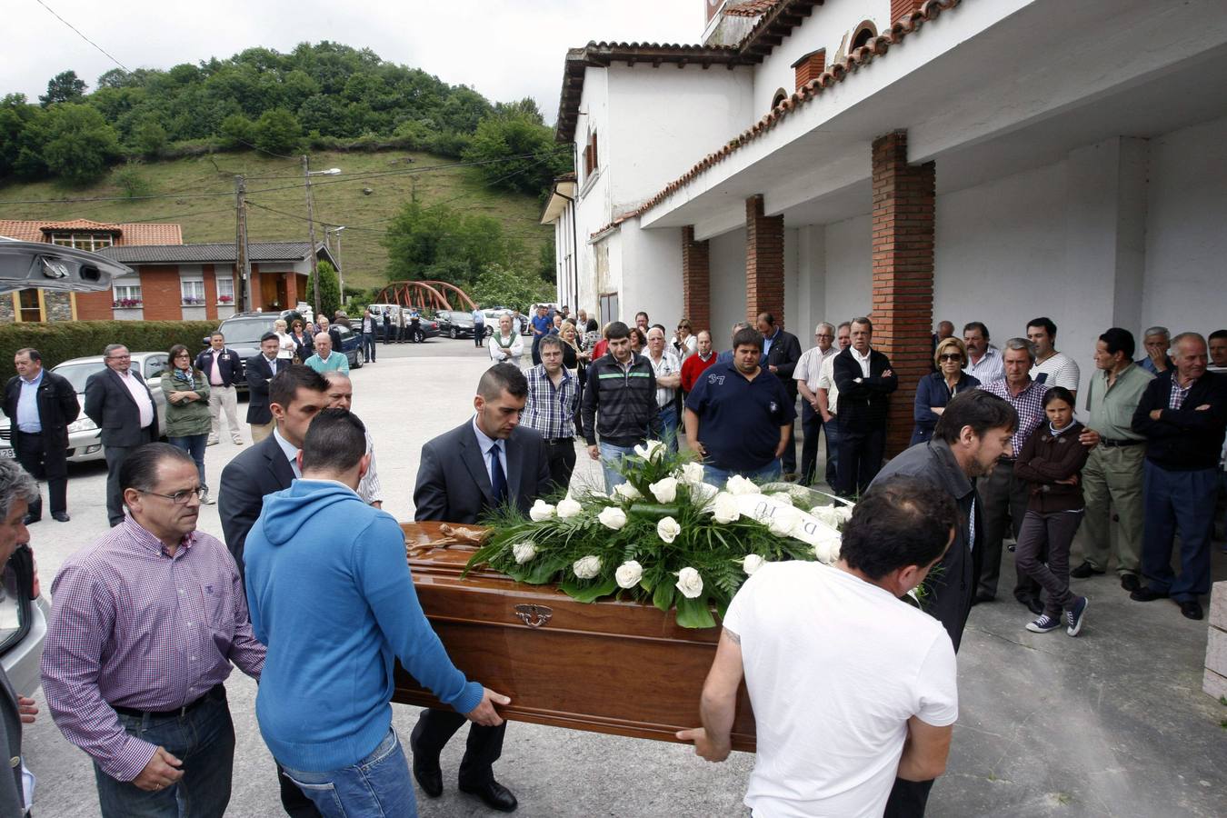 Funeral de Agustín González, en Vega del Ciego (Lena)