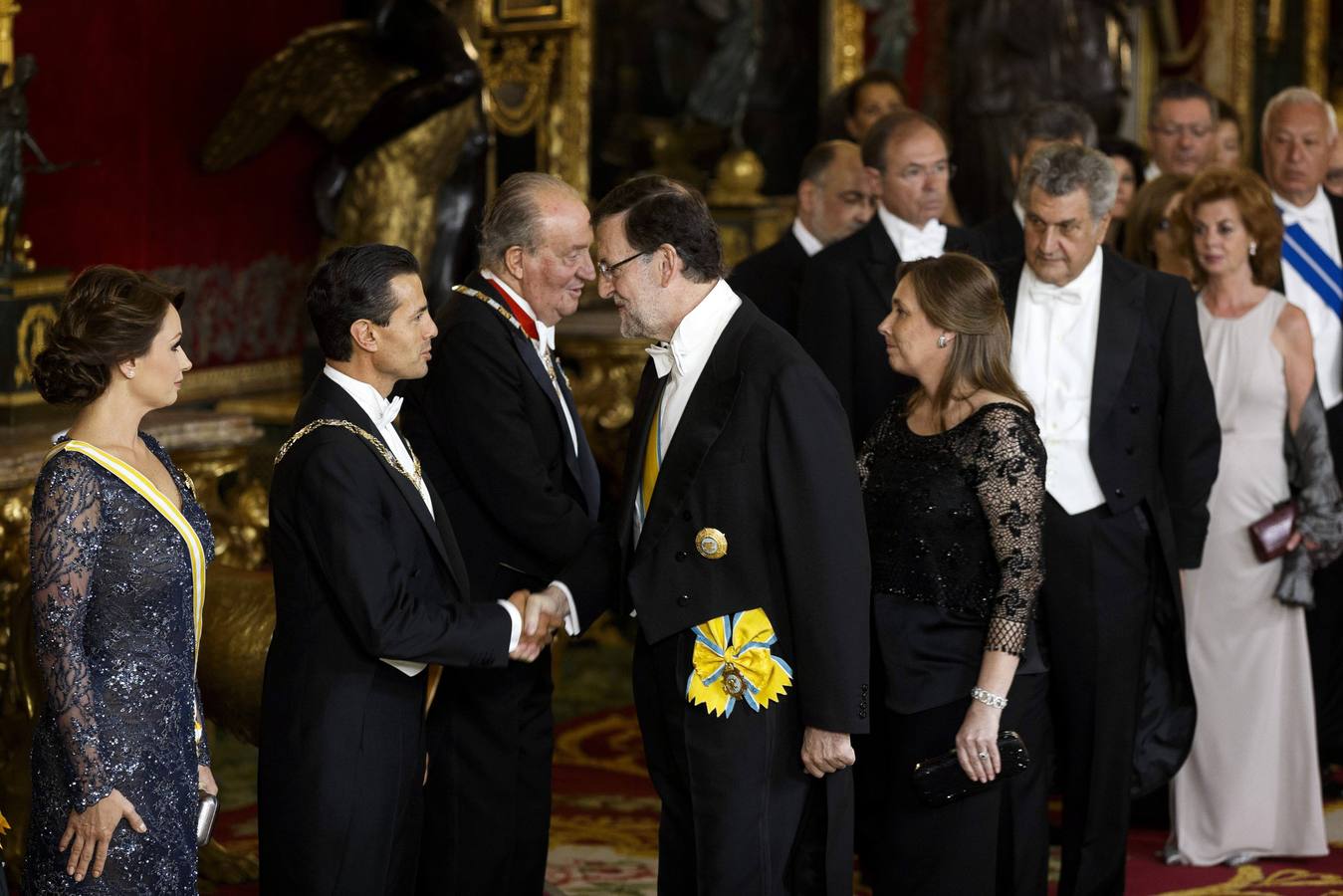 Máxima gala para la última cena con el Rey de anfitrión