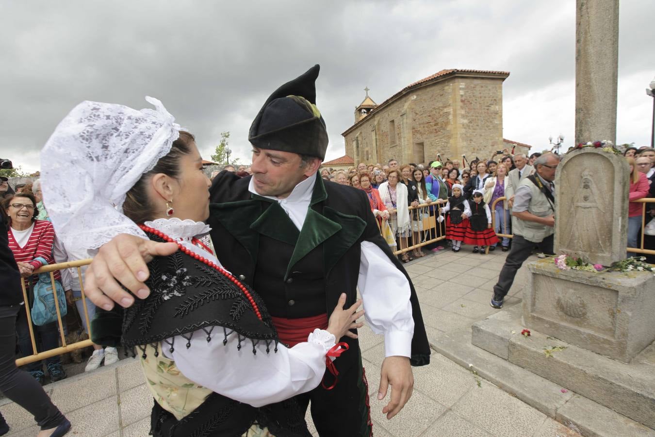 El Rito del Beso, en la Fiesta de El Puchero, en Villalegre