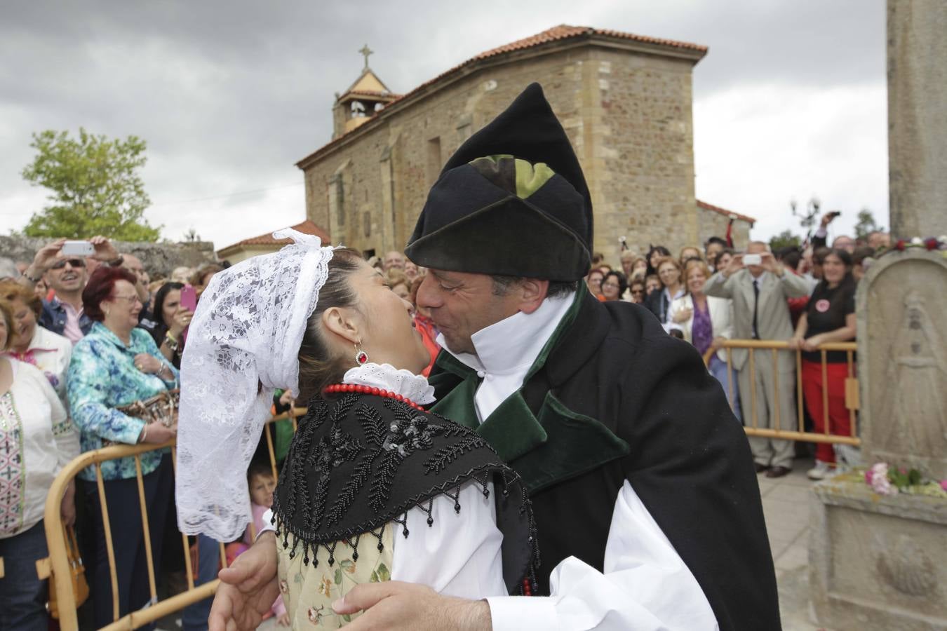 El Rito del Beso, en la Fiesta de El Puchero, en Villalegre