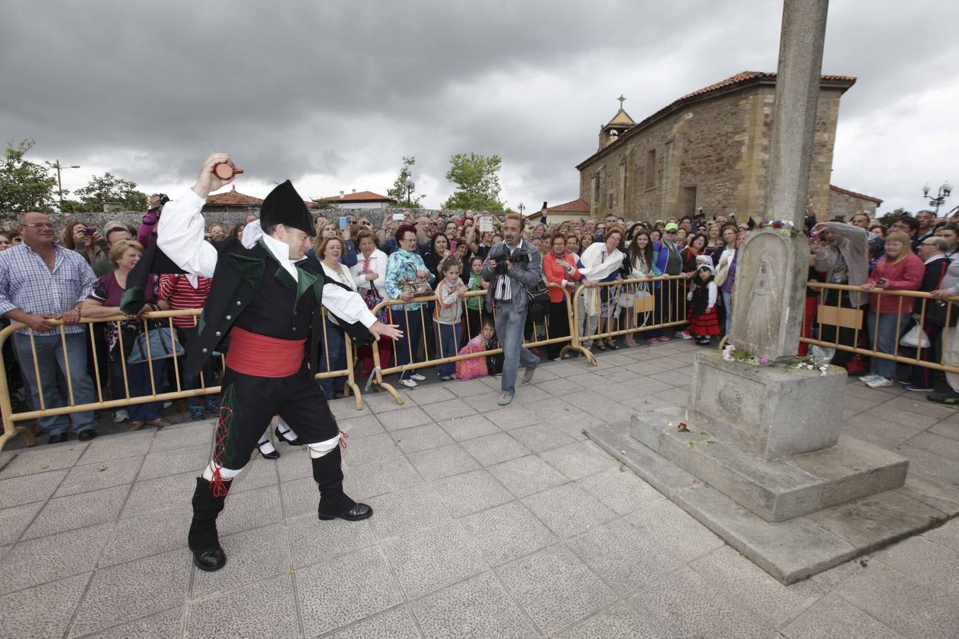 El Rito del Beso, en la Fiesta de El Puchero, en Villalegre