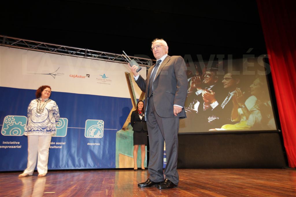 El sacerdote José Manuel Feito, Premio de la Cultura, con el premio que le entregó Yolanda de Luis, a la izquierda, jefa de Local. 