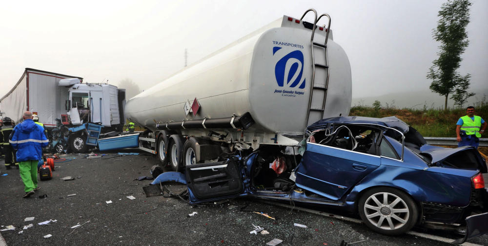 Dos gijoneses muertos en un accidente multiple en Cabezón de la Sal